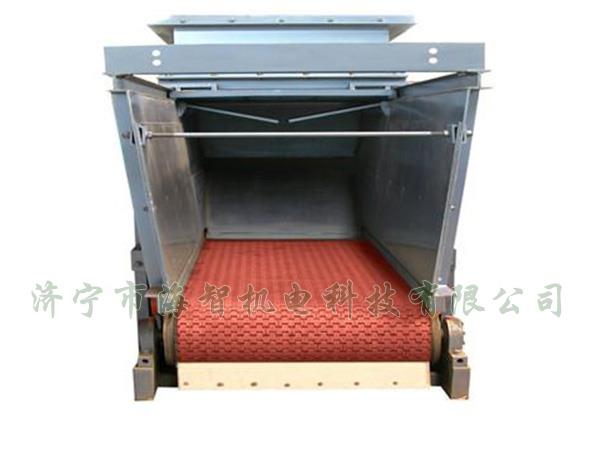 防腐蝕帶式（甲帶）給料機采用了防打滑膠帶，防止在物料輸送過程中造成撒料后果